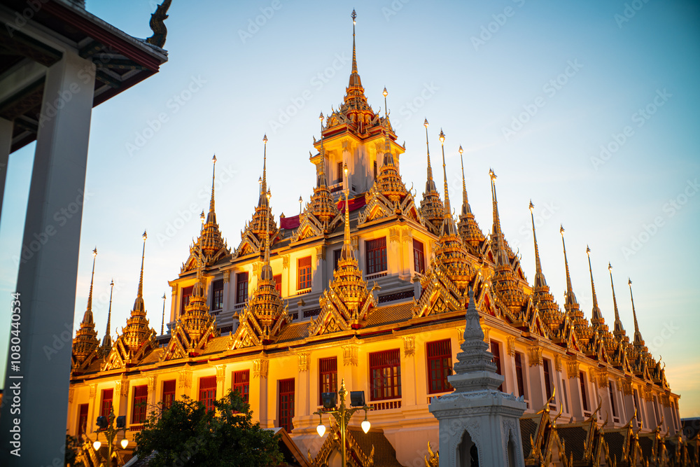 Naklejka premium Golden pagoda of Wat Ratchanadda temple at night sightseeing travel