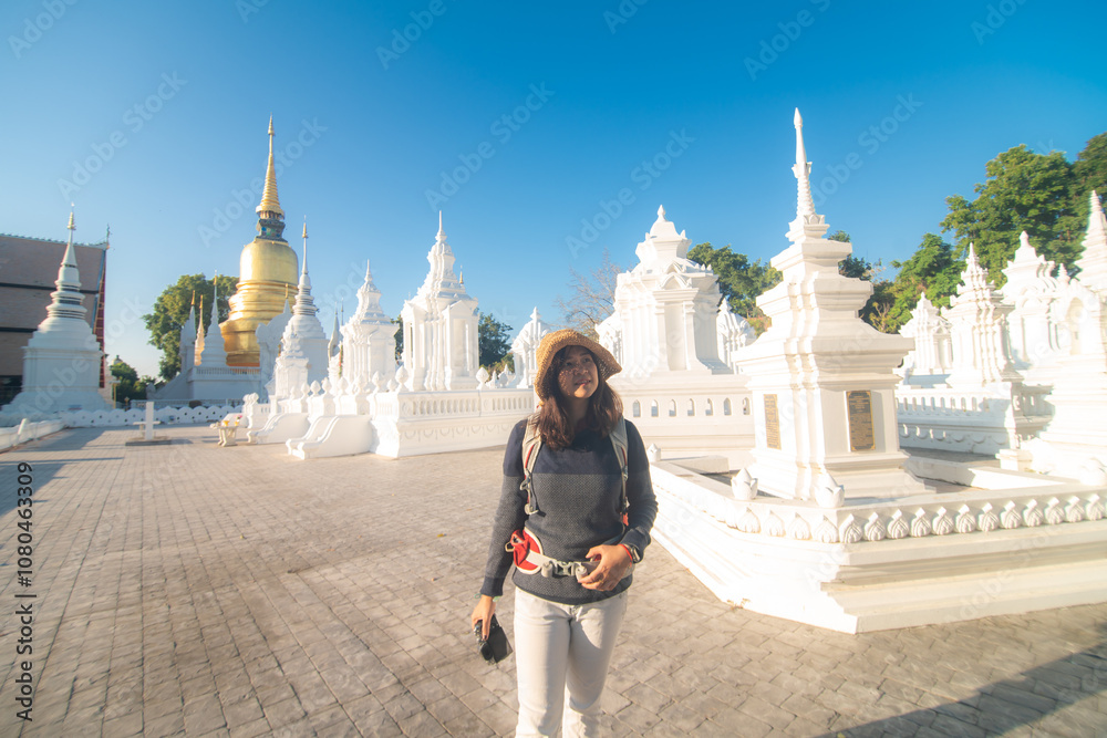 Obraz premium Beautiful photographer backpack women take photo travel in buddha temple