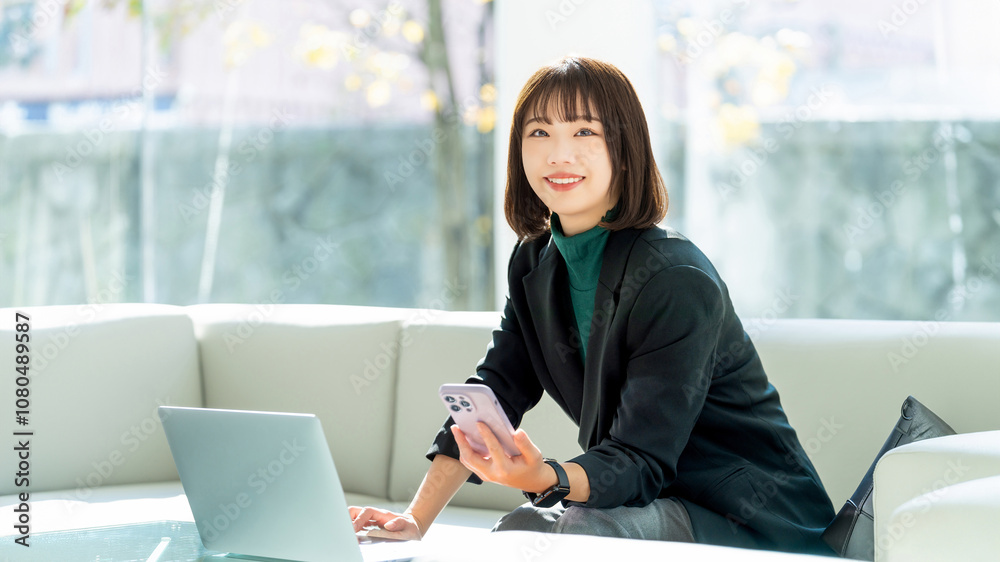パソコンとスマホを使う女性・ビジネスウーマン パソコンとスマホを使う女性・ビジネスウーマン