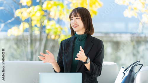 笑顔で話す若い女性・ビジネスウーマン photo