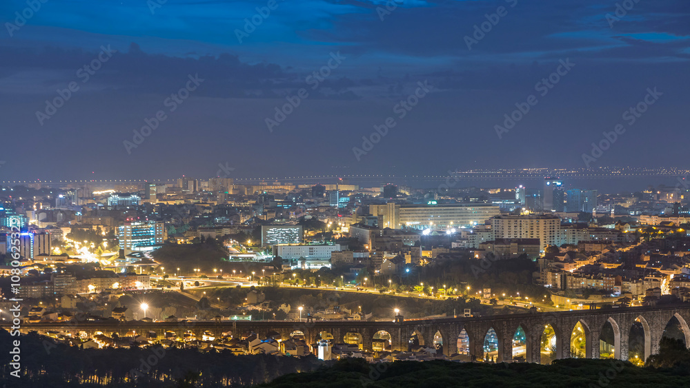 Obraz premium Panoramic view over Lisbon and Almada from a viewpoint in Monsanto night to day timelapse.