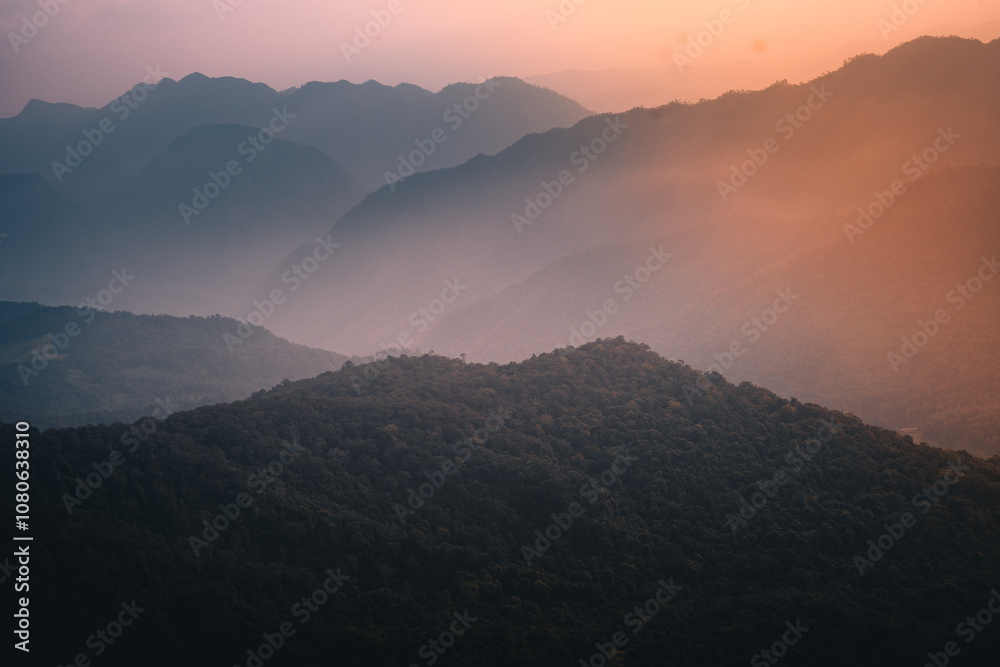 Obraz premium Mountains from above, mountains overlapping with morning fog