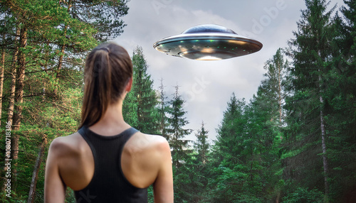 Junge Frau sieht UFO photo