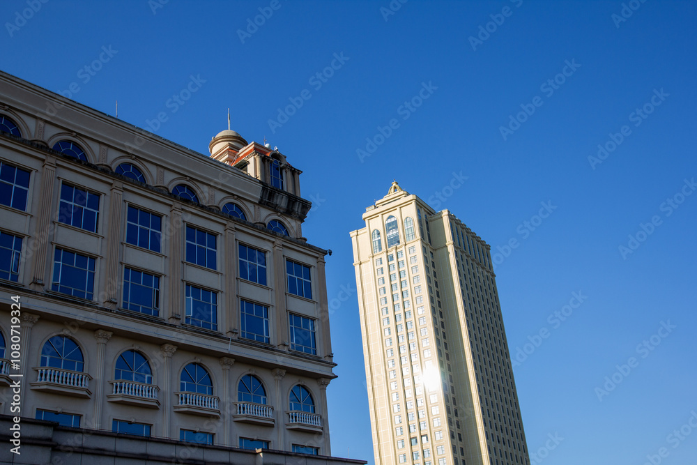 Obraz premium a tall building with a clock on the top of it