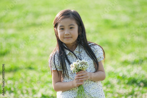 シロツメクサの花束を持つ女の子	