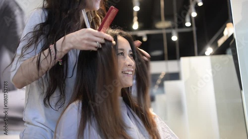 ヘアサロンで髪を切っている女性