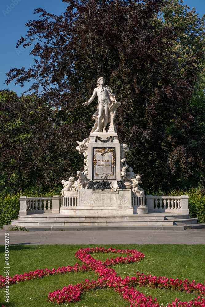 Obraz premium Mozart statue in a Vienna park in Austria