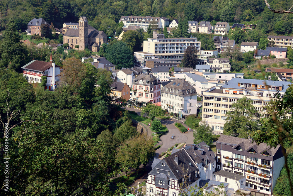 Fototapeta premium Der Kurort Bad Bertrich in der Eifel im Landkreis Cochem-Zell zwischen bewaldeten Hügeln. Aussicht vom Wanderweg Wasserfall-Erlebnisroute, der 2023 zu Deutschlands schönstem Wanderweg gewählt wurde. 