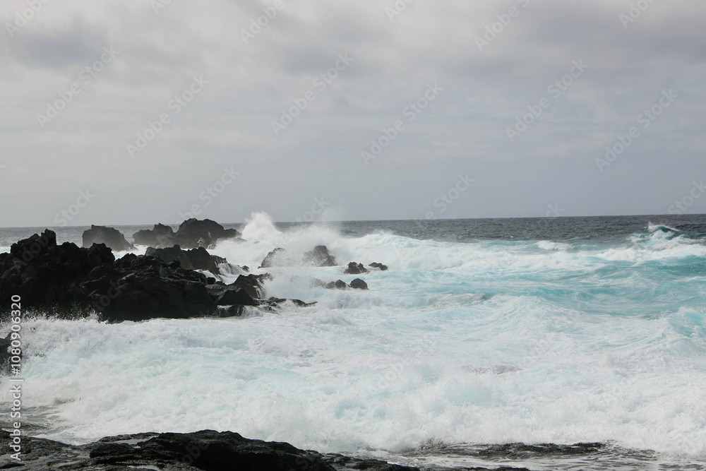 Naklejka premium waves breaking on the beach