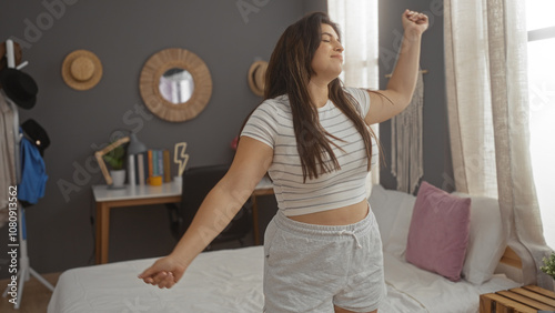 Foto Young woman dancing joyfully in her living room at home, showcasing an attractiv