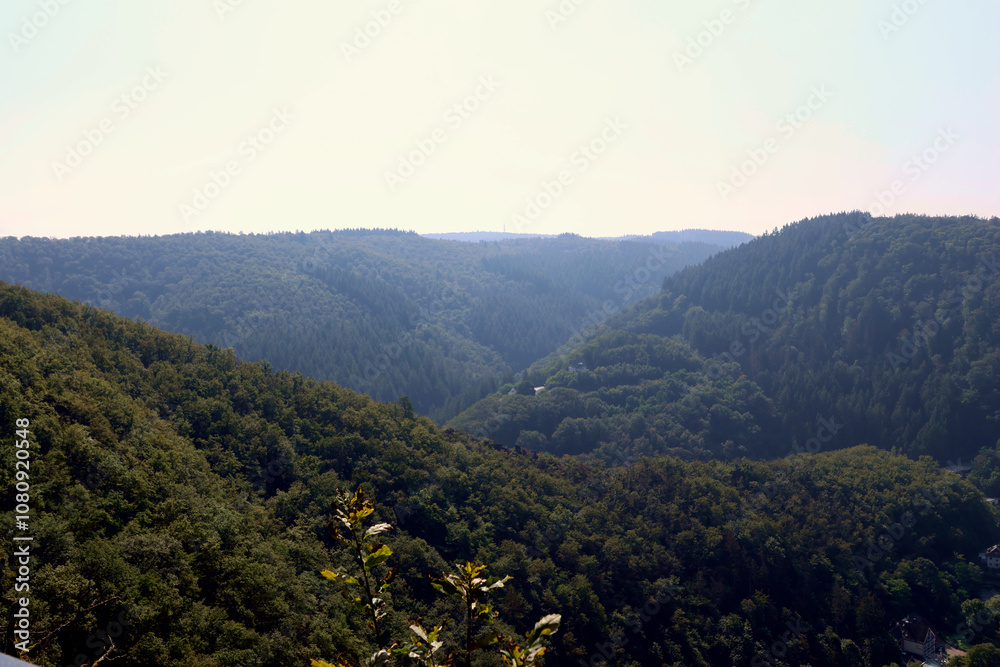 Bewaldete Hügel beim Kurort Bad Bertrich in der Eifel im Landkreis Cochem-Zell . Aussicht vom Wanderweg Wasserfall-Erlebnisroute, der 2023 zu Deutschlands schönstem Wanderweg gewählt wurde. Bewaldete Hügel beim Kurort Bad Bertrich in der Eifel im Landkreis Cochem-Zell . Aussicht vom Wanderweg Wasserfall-Erlebnisroute, der 2023 zu Deutschlands schönstem Wanderweg gewählt wurde.