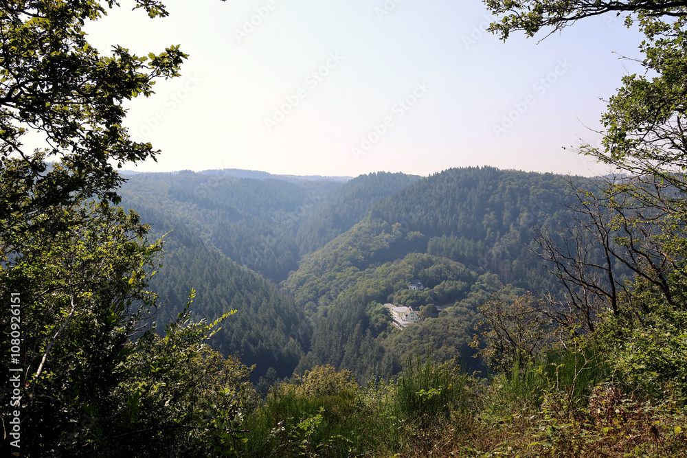 Bewaldete Hügel beim Bismarckturm Bad Bertrich in der Eifel im Landkreis Cochem-Zell. Aussicht vom Wanderweg Wasserfall-Erlebnisroute, der 2023 zu Deutschlands schönstem Wanderweg gewählt wurde. Bewaldete Hügel beim Bismarckturm Bad Bertrich in der Eifel im Landkreis Cochem-Zell. Aussicht vom Wanderweg Wasserfall-Erlebnisroute, der 2023 zu Deutschlands schönstem Wanderweg gewählt wurde.