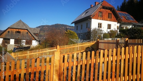 Holzzaun auf einem Bergbauernhof
