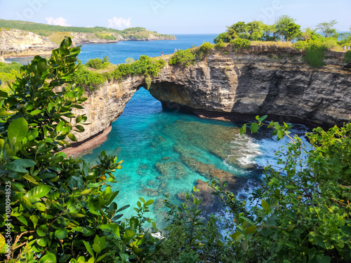 Fototapeta Naklejka Na Ścianę i Meble -  Broken Beach. The natural attraction of the island of Nusa Penida, located near Bali. A picturesque rock arch and a rocky beach with crystal clear water. Nature of Indonesia