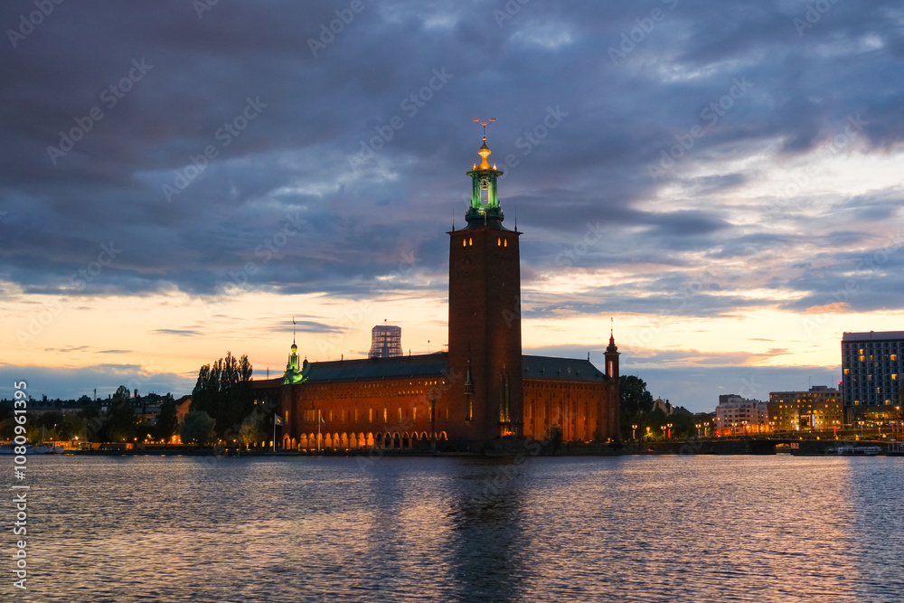 Fototapeta premium スウェーデン 夕暮れのストックホルム市庁舎