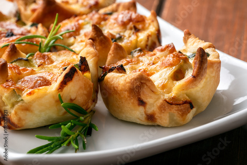 Cuadro en lienzo Deliziosi fagottini di pasta sfoglia cotti al forno e ripieni di uova, zucchine