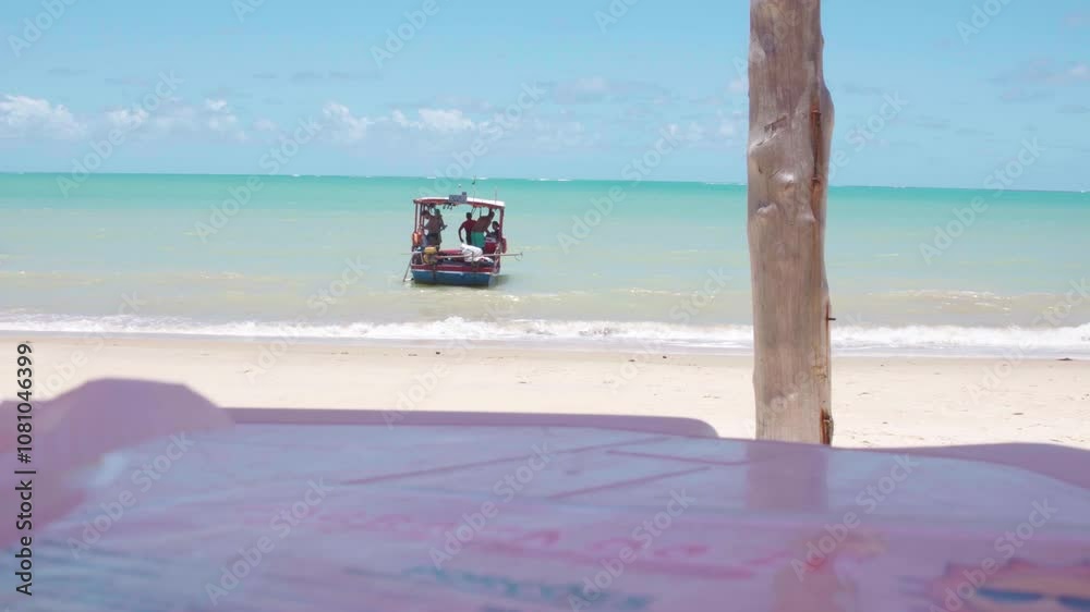 Barco a beira da praia com pessoas dentro