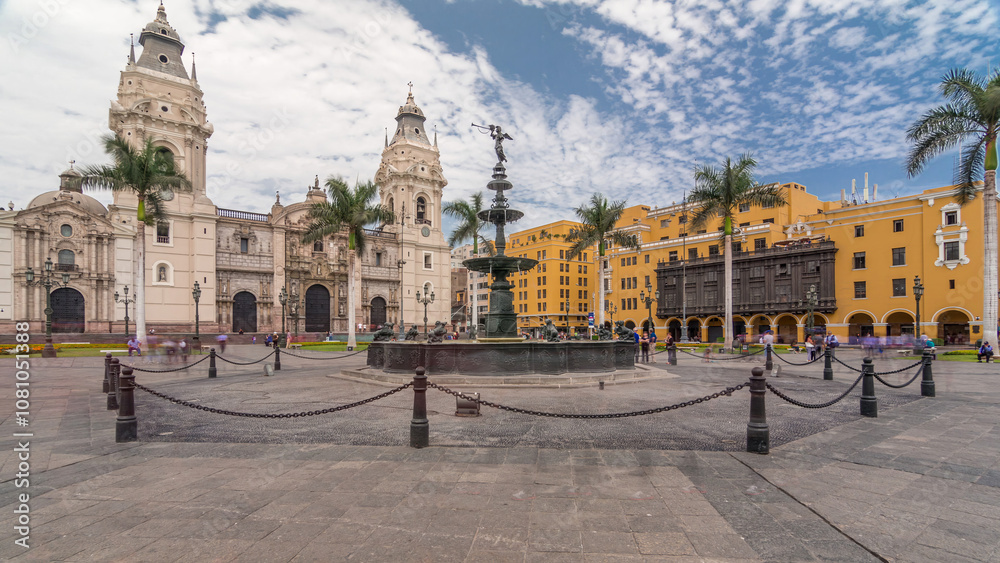 Obraz premium Fountain on The Plaza de Armas timelapse hyperlapse, also known as the Plaza Mayor