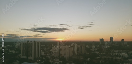 Vista de ciudad vista horizontal, en un atardecer semi nublado photo