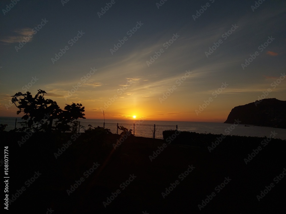 Obraz premium natureza, ar livre, paisagem, montanha, verde, azul, céu, nuvens, mar, oceano, onda, floresta, árvores, água, paz, paraíso, relaxamento, viagem, portugal, madeira, ilha da madeira