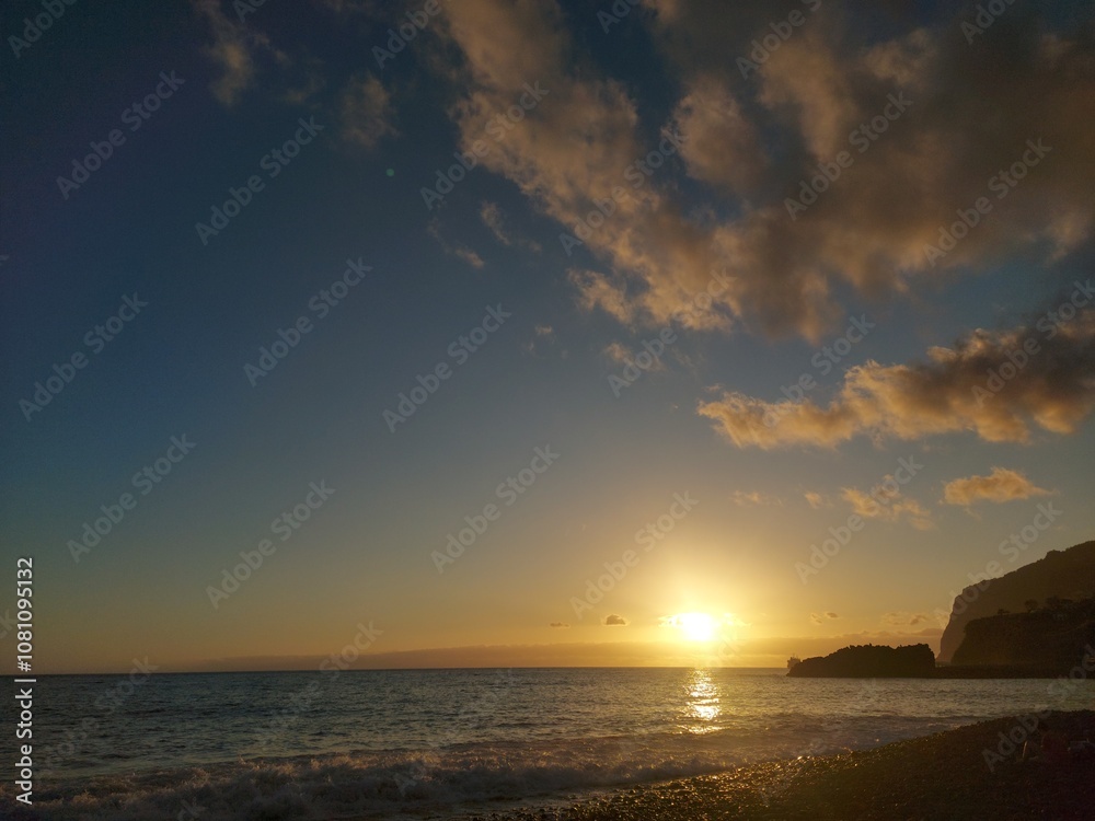 Obraz premium natureza, ar livre, paisagem, montanha, verde, azul, céu, nuvens, mar, oceano, onda, floresta, árvores, água, paz, paraíso, relaxamento, viagem, portugal, madeira, ilha da madeira
