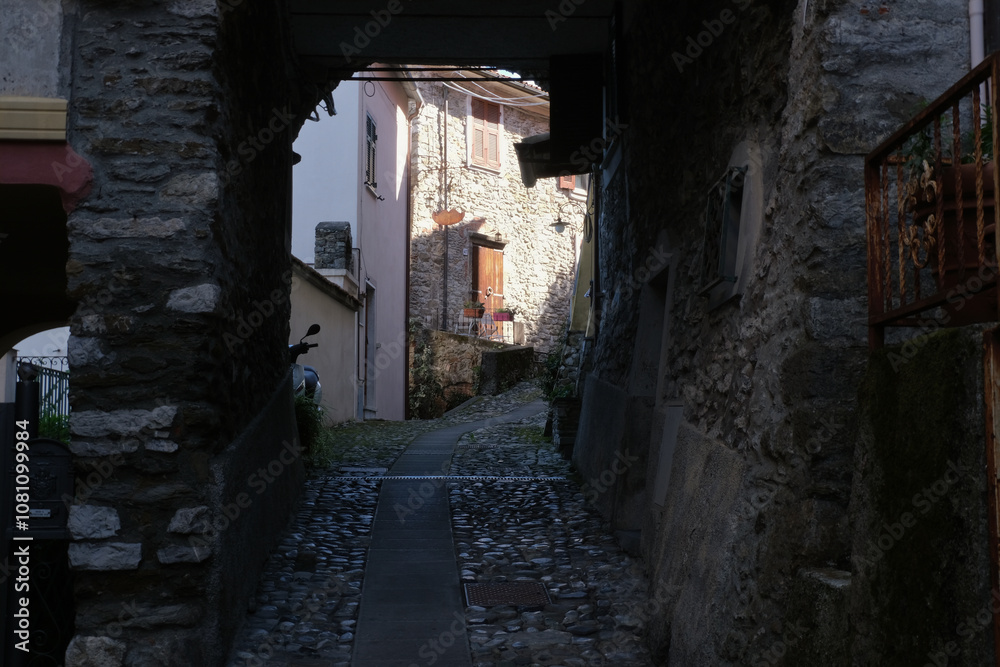 Edifici e vicoli di Vezzano Inferiore (o Vezzano Basso) nel comune di Vezzano Ligure, La Spezia, Liguria, Italia. Edifici e vicoli di Vezzano Inferiore (o Vezzano Basso) nel comune di Vezzano Ligure, La Spezia, Liguria, Italia.