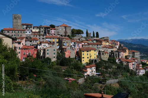 Wallpaper Mural Il villaggio di Vezzano Inferiore nel comune di Vezzano Ligure in provincia di La Spezia, Liguria, Italia. Torontodigital.ca