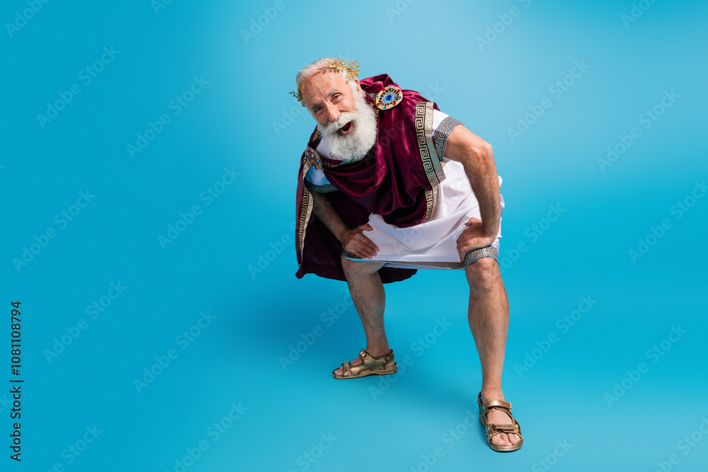 Φωτογραφία Photo of funky cool man wear ancient greek spartan costume toga mantle isolated