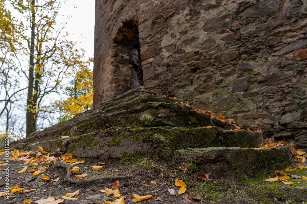 ukryte wejście do twierdzy, zamek, średniowieczny ukryte wejście do twierdzy, zamek, średniowieczny