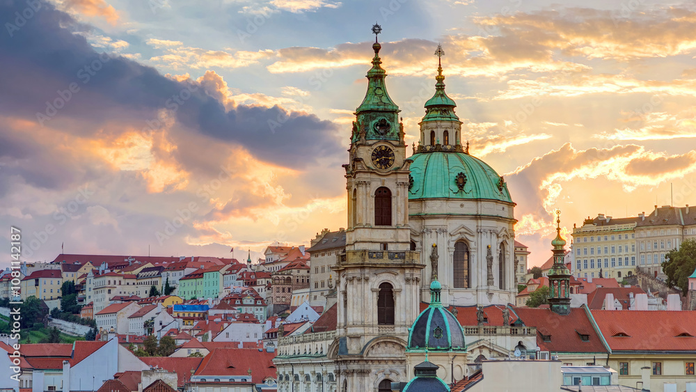 Obraz premium Sunset behind St Nicolas timelapse in Mala Strana in Prague