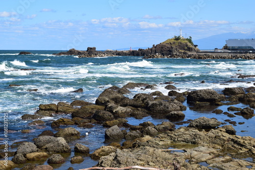加茂海岸周辺の風景 ／ 山形県庄内浜の加茂海岸には、天然の良港として発展した加茂港、県立加茂水産高等学校、県水産試験場が立地しており、山形県の海洋研究・海洋教育の拠点としての役割も担っています。また、山形県内唯一の水族館である鶴岡市立加茂水族館があり、世界一多くの種類の「くらげ」を展示する水族館として、ギネス世界記録に認定されています。 photo