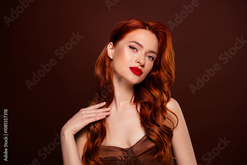 Foto Photo of rich classy fancy chic lady perfect holiday make up isolated on brown c