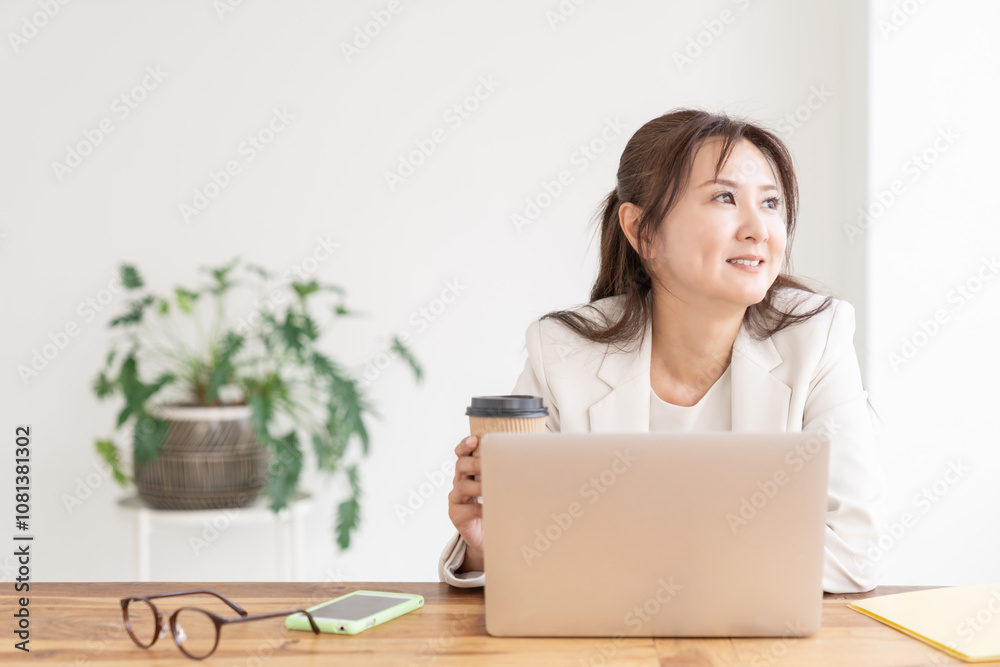 笑顔の女性　ビジネス　パソコン　休憩