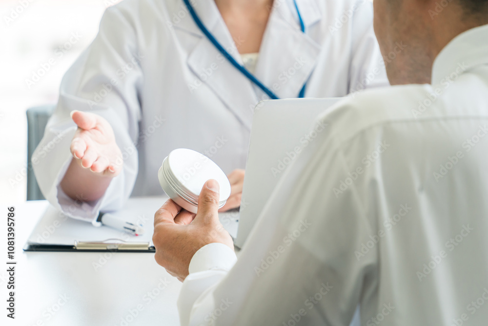 医薬品を勧める医師・医者と患者の中高年男性（肌トラブル・メンズスキンケア・保湿クリーム）
