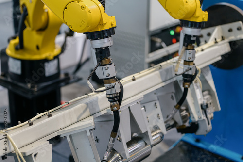 Obraz na płótnie robot arm working in car factory w salonie