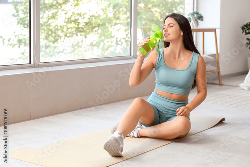Young woman in sportswear d...