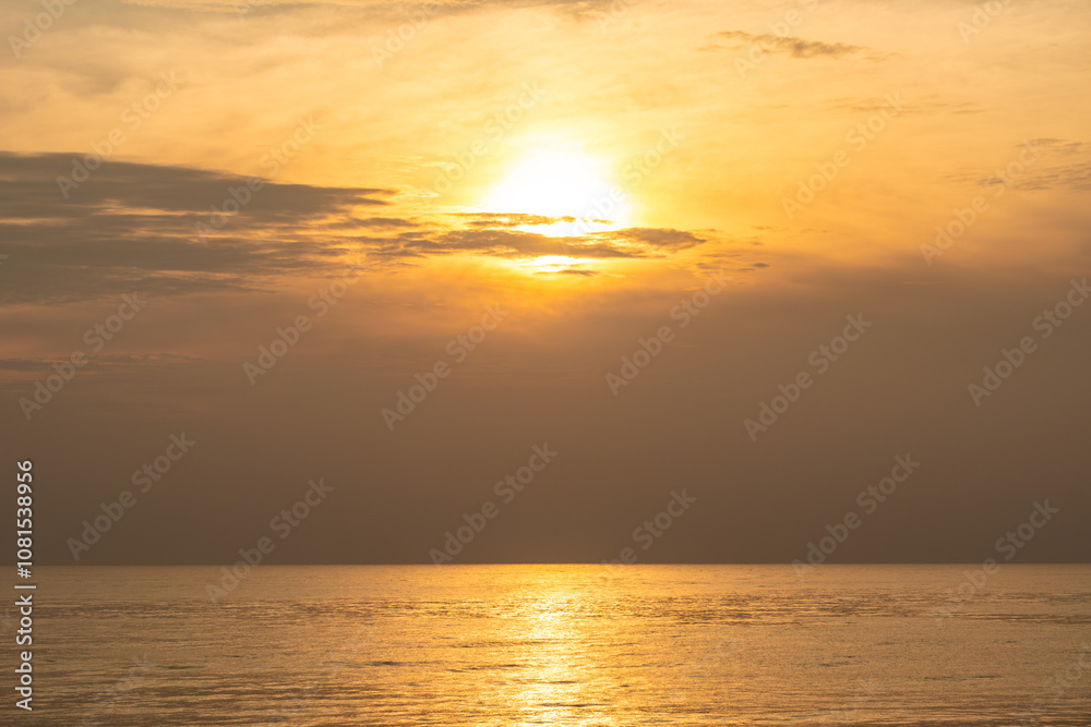 Obraz premium Enjoy a panoramic view of the skyline. The sun rises in the morning sky with colorful clouds. and beautiful cloud patterns In the soft light of the morning 