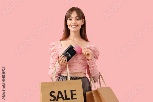 Young woman with shopping b...