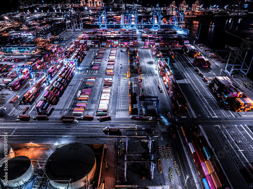 コンテナが並ぶロングビーチ、ロスアンゼルスの空撮	
