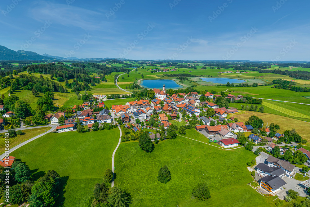 Ausblick auf das Alpenvorland im Ostallgäu rund um das Honigdorf Seeg Ausblick auf das Alpenvorland im Ostallgäu rund um das Honigdorf Seeg