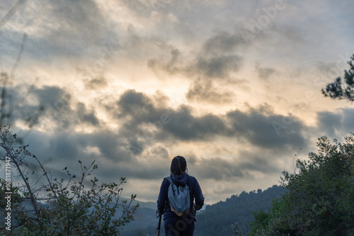Obraz na plátne Hiker contemplates the immensity of nature during his mountain excursion