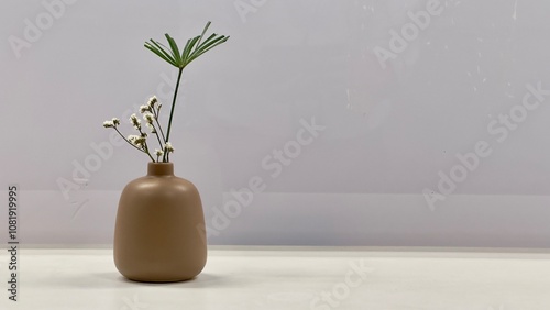 Tableau sur toile The white little flower in tiny vase