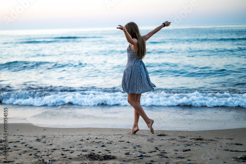 Fototapeta Naklejka Na Ścianę i Meble -  girl in the sea