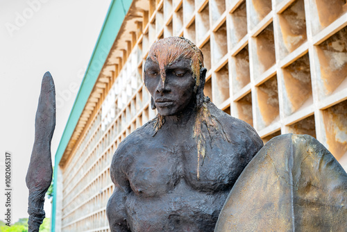 sculpture de guerrier par l'artiste Ousman Sow exposée devant l'ancien palais d eJustice d ela ville de Dakar au Sénégal en Afrique de l'Ouest photo