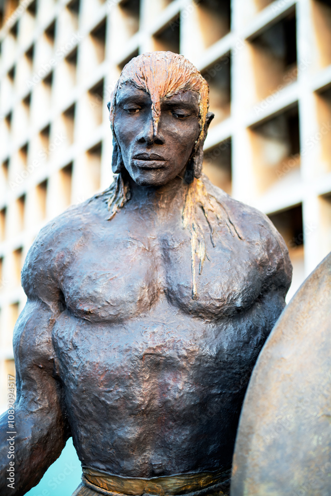 sculpture de guerrier par l'artiste Ousman Sow exposée devant l'ancien palais d eJustice d ela ville de Dakar au Sénégal en Afrique de l'Ouest sculpture de guerrier par l'artiste Ousman Sow exposée devant l'ancien palais d eJustice d ela ville de Dakar au Sénégal en Afrique de l'Ouest