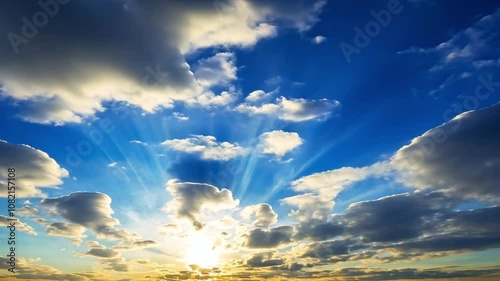 青空と白い雲が流れていくタイムラプス動画