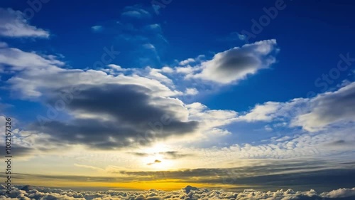 青空と白い雲が流れていくタイムラプス動画