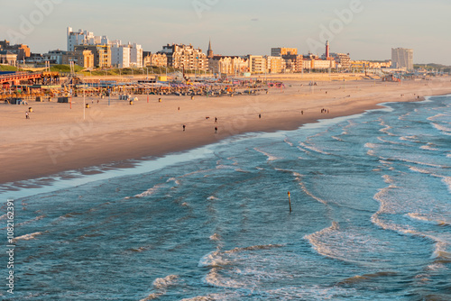 Foto People realaxing and walking on the public beach in Scheveningen during sunset