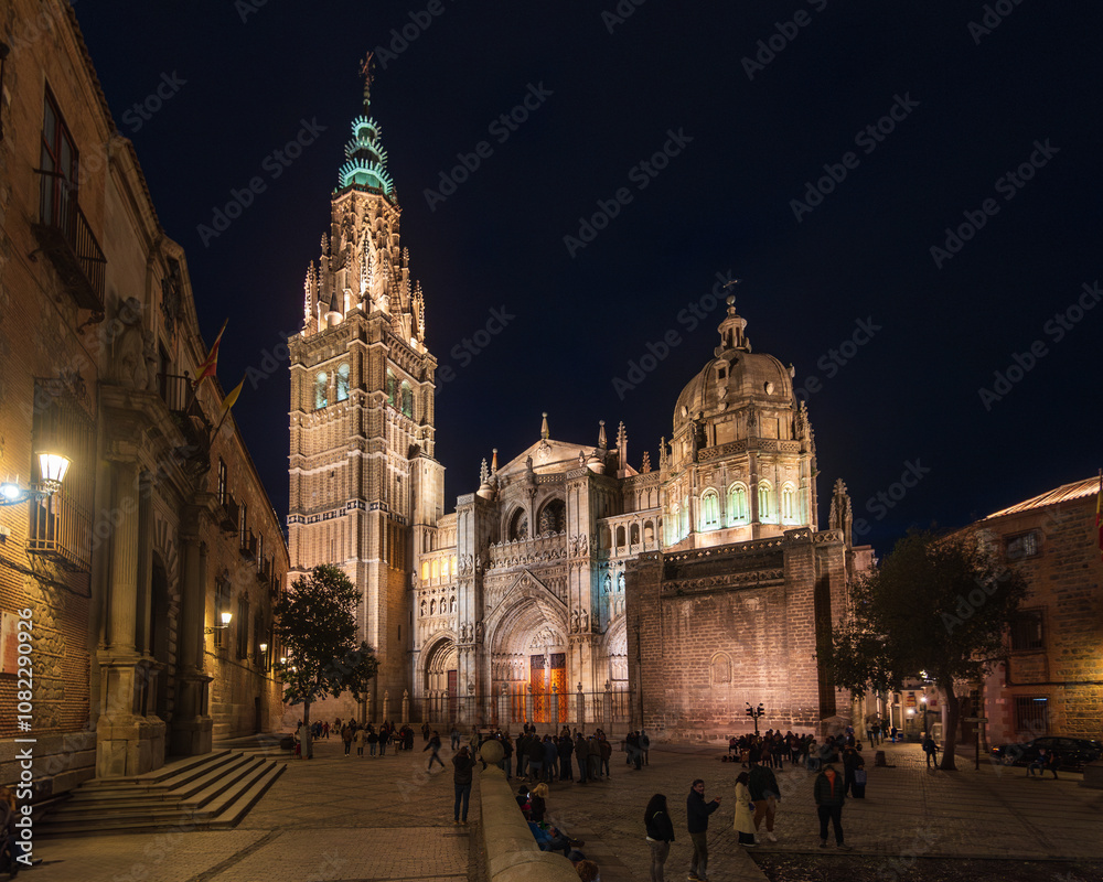 Naklejka premium Illuminated Gothic Cathedral of Toledo at Night