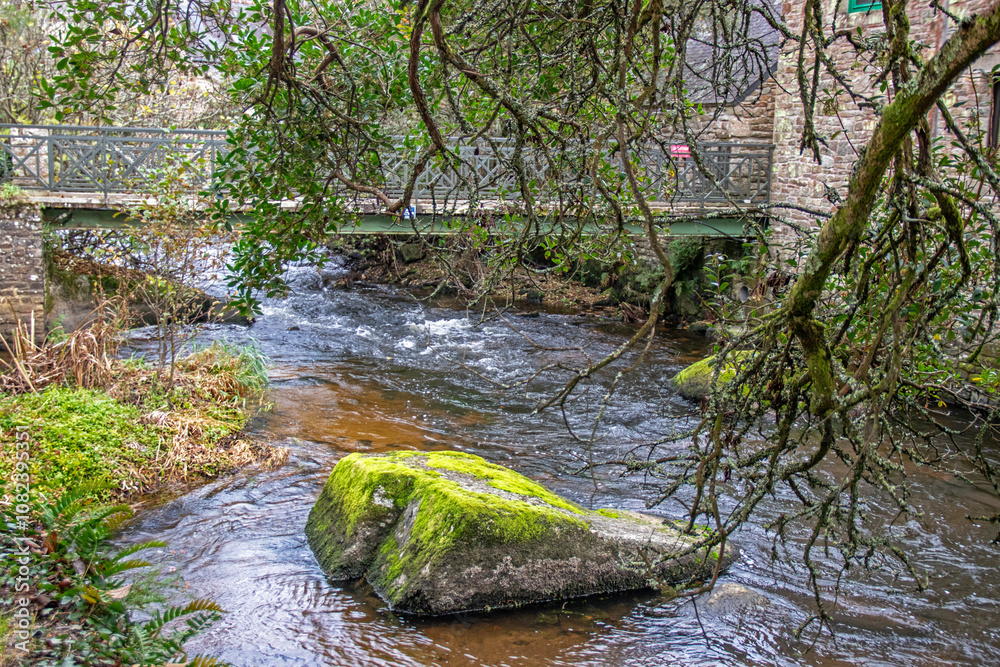 Obraz premium Pont-Aven. Le fleuve côtier Aven au 